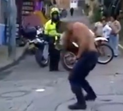 imagen Borracho armado con un cuchillo la lía