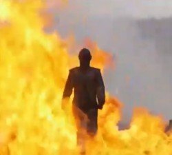 imagen Soldado Rusa prueba un traje para caminar sobre explosivos