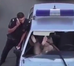 imagen Chica borracha intenta escapar a patadas