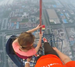 imagen Pareja enamorada escala la torre más alta del mundo