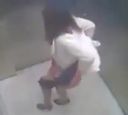 imagen Borracha pillada meando en un ascensor