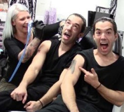 imagen Hermanos gemelos gastan una broma a la tatuadora