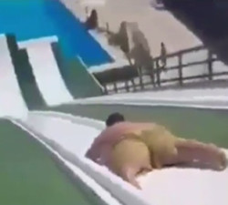 imagen Gordo sale volando en un tobogán