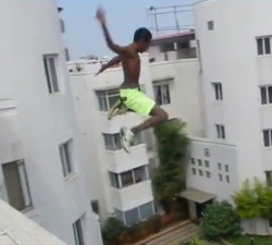 imagen Salto mortal a una piscina de metro y medio de profundidad