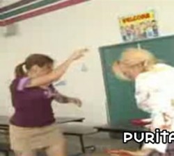 imagen pelea de comida en la universidad