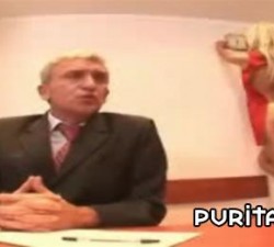 imagen colgando un reloj en la oficina