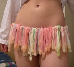 Falda hecha con condones usados