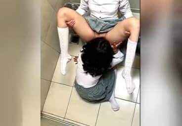 colegialas pilladas comiéndose el coño en el baño