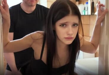pillada en el baño después de la fiesta