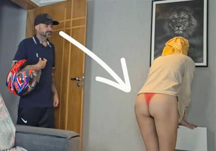 casada recibe al repartidor